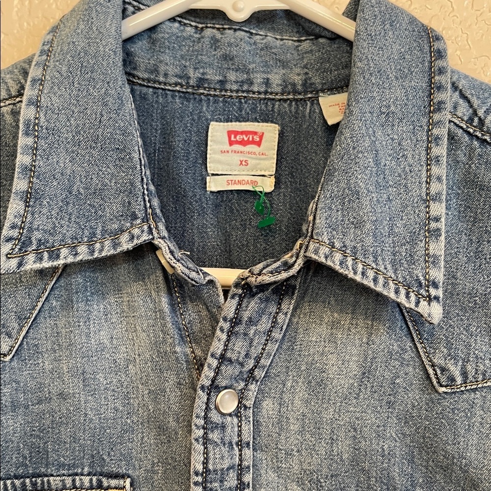 Levi's Classic Blue Button-Up Shirt - Picture 2 of 5